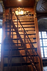 Nationalbibliothek_Prunksaal_04.JPG
